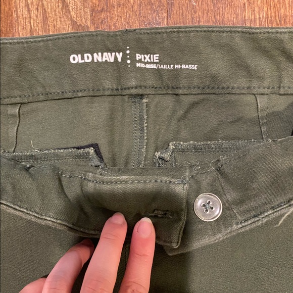 Old Navy Army Green Pixie Pants. Size 6 - Picture 2 of 3